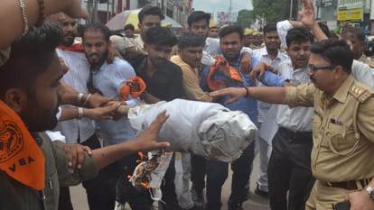 Kanpur: ABVP workers burnt the effigy of the minister amid a tussle with the police