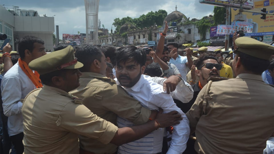 Kanpur: ABVP workers burnt the effigy of the minister amid a tussle with the police