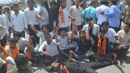 Kanpur: ABVP workers burnt the effigy of the minister amid a tussle with the police