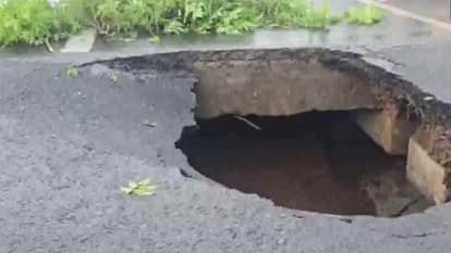 फ्लाईओवर का हिस्सा धंसा।