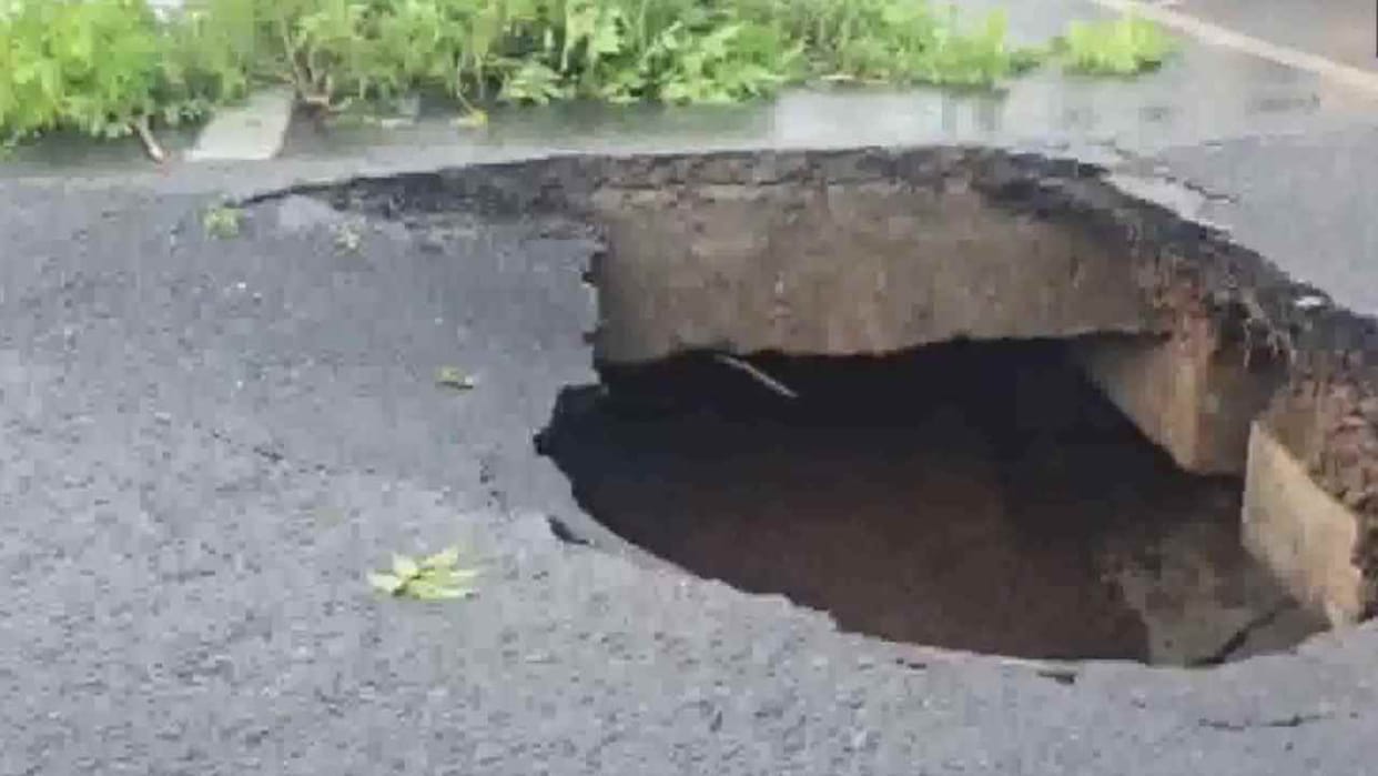 Pothole on flyover near Alipur on NH-44