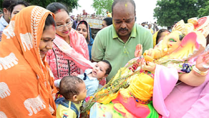 Kanpur: Immersion of idols with the chanting of Ganpati Bappa Morya
