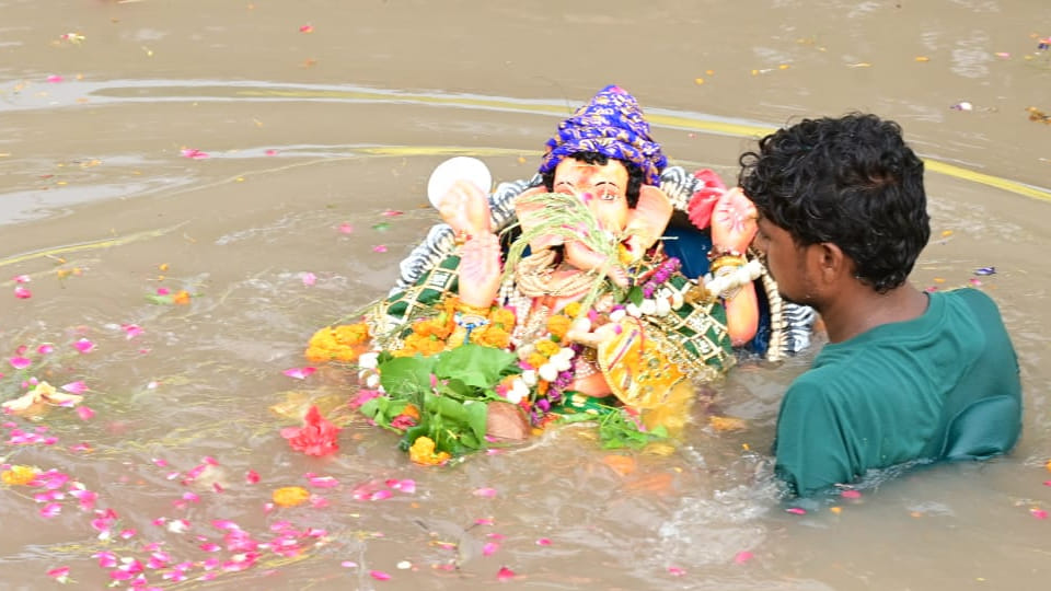 Kanpur: Immersion of idols with the chanting of Ganpati Bappa Morya