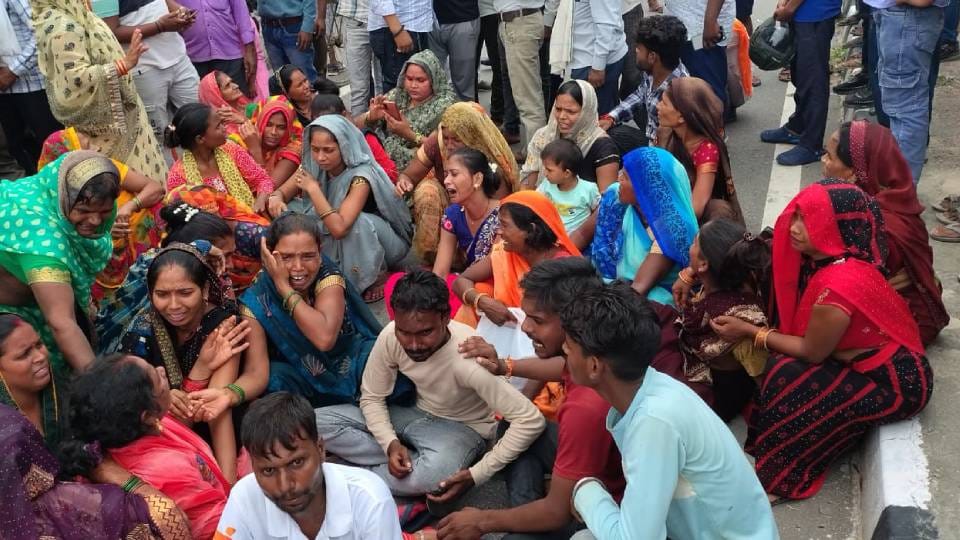 Pregnant woman died in private hospital in Raebareli family members blocked highway and created ruckus