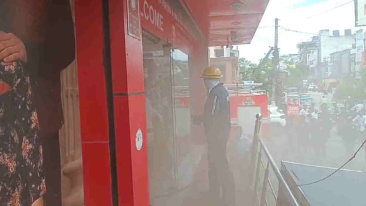 Haridwar: ज्वालापुर कोतवाली क्षेत्र के शॉपिंग मॉल में लगी अचानक आग, मचा हड़कंप, दमकल की टीम पहुंची