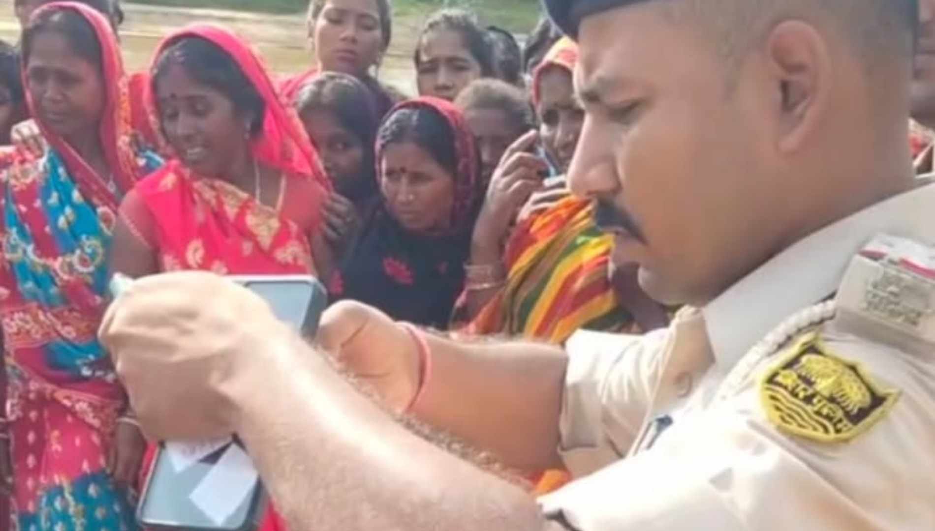 जांच करती पुलिस