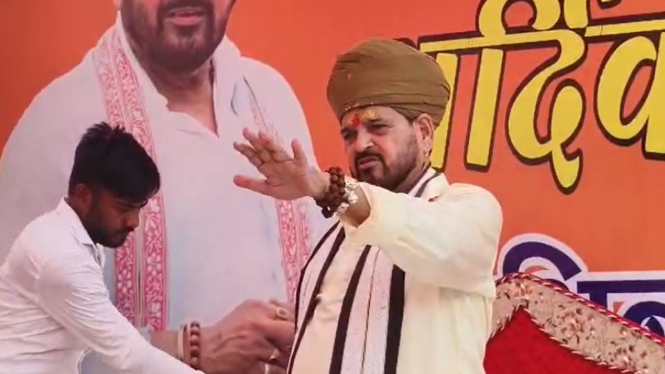 Braj Bhushan Sharan Singh said lathi charge on ABVP workers in Barabanki is wrong