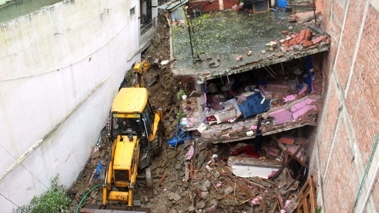 10 people buried under debris in Kullu 1 dead 6 missing 3 rescued know Friday Update