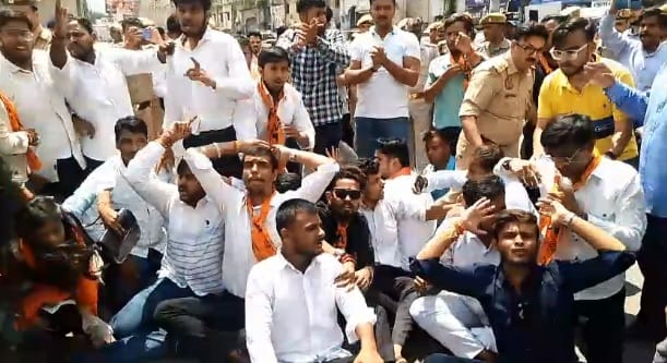 Kanpur Demonstration by ABVP workers uproar in middle of road and loud sloganeering clash with police