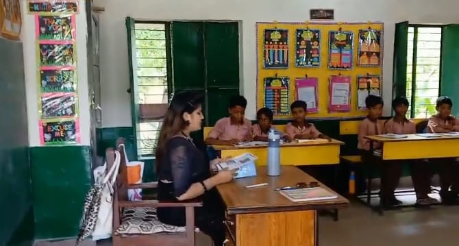 Kanpur Due to efforts of principal government school become like convent children converse in fluent English