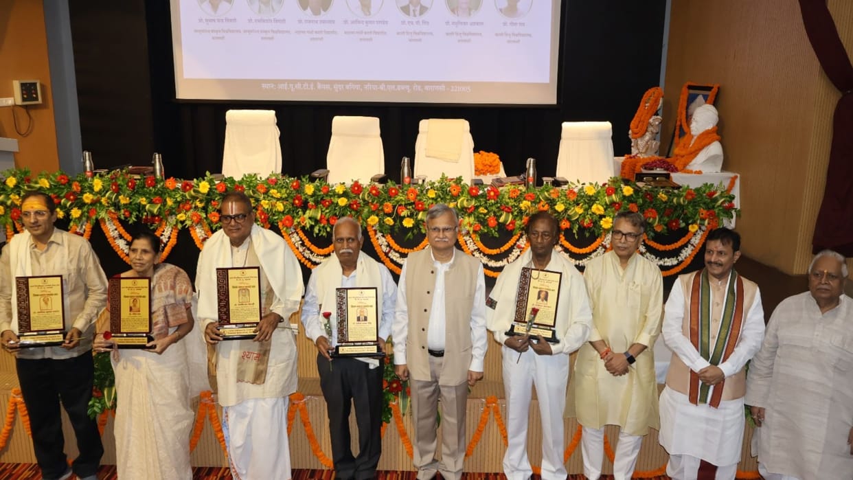IUCTE Five qualities of teachers mentioned six professors of BHU-Samvidhi and Vidyapeeth honored