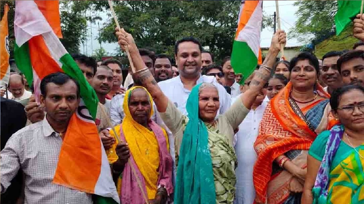 Congress held rally against state government over shortage of fertilizers in Raigarh