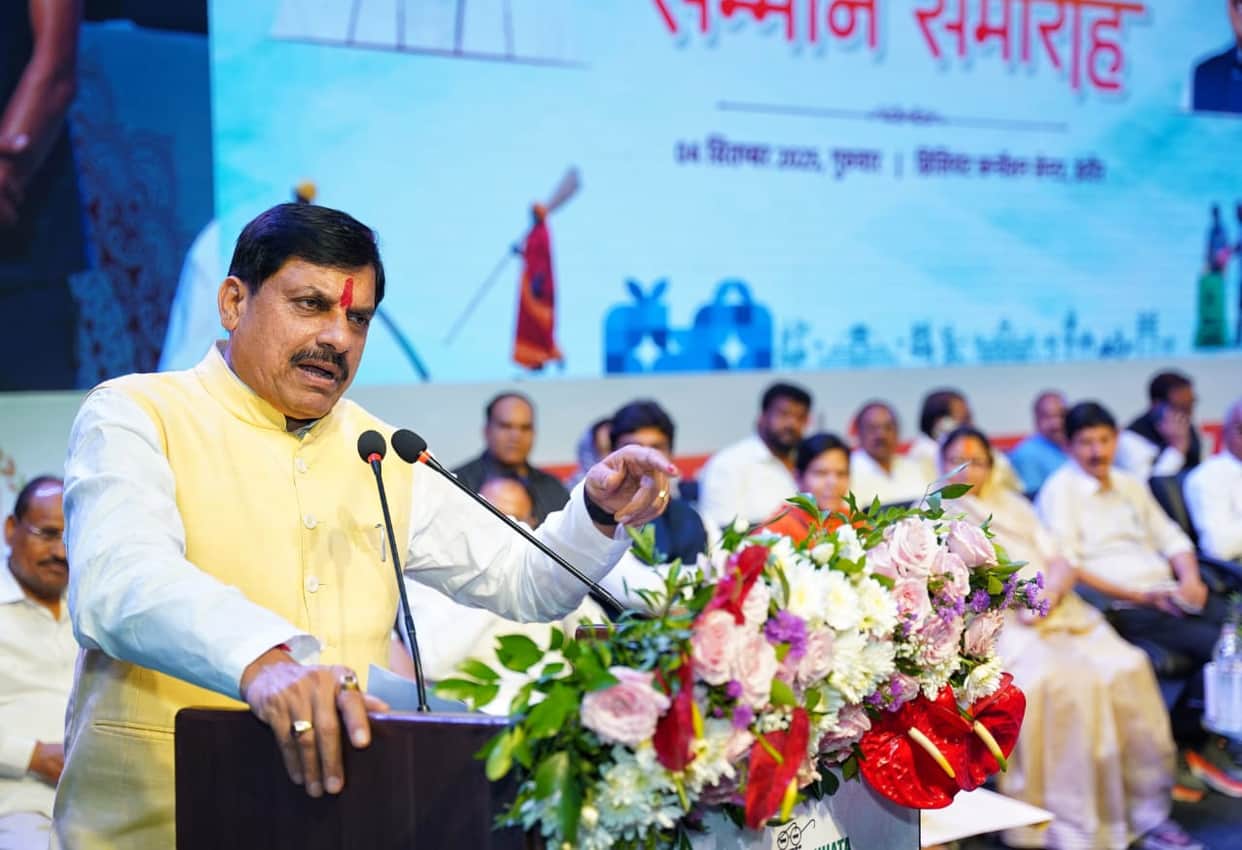 Indore News: Indore gets a new gift of green mobility, CM flagged off 50 electric AC buses