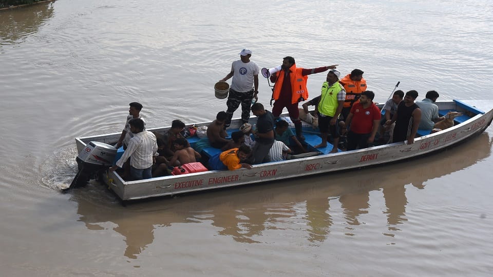 water level rise in Yamuna in Gautam Buddha Nagar 3700 population of 18 villages distressed