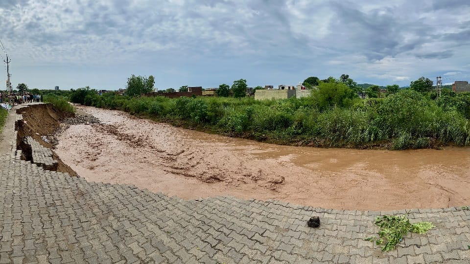 People of Nayagaon in panic 22 feet road reduced to one foot due to strong current of Patiala's Rao river