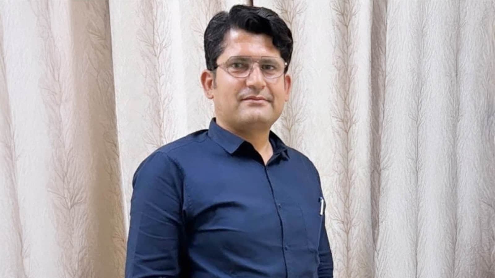 Naib Tehsildar committed suicide by shoot himself in Bijnor Loving and caressing younger daughter Shaavi