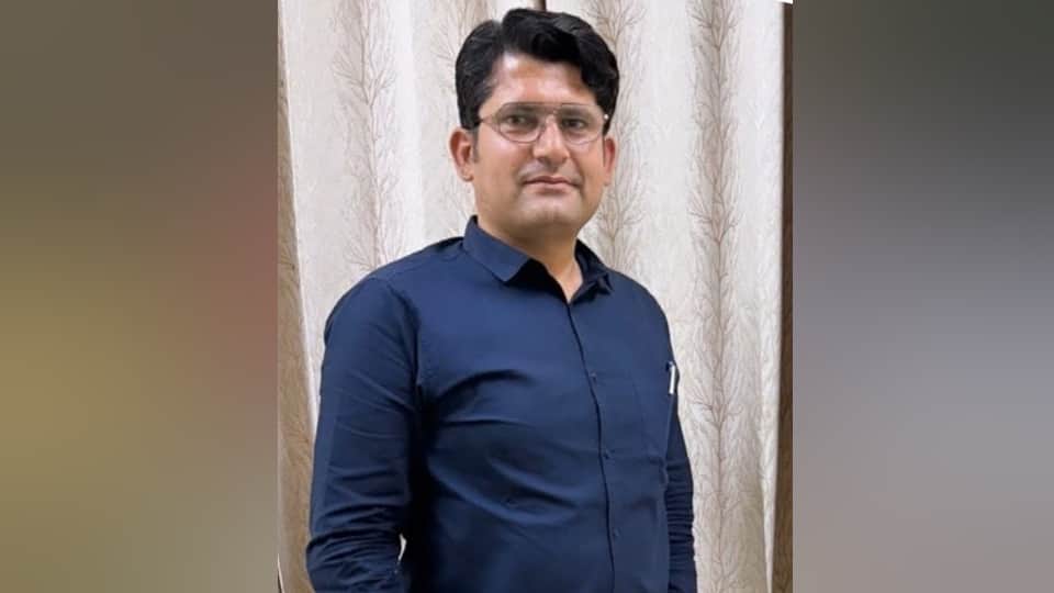 Naib Tehsildar committed suicide by shoot himself in Bijnor Loving and caressing younger daughter Shaavi