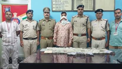 पीडीडीयू जंक्शन से बरामद रुपये व पकड़ा गया शख्स