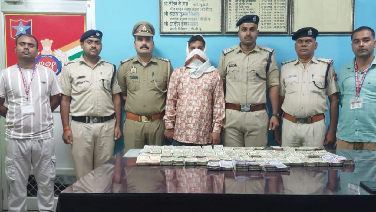 RPF and GRP recovered 35.60 lakh cash and arrested accused from Pt.D.D.U. junction in chandauli