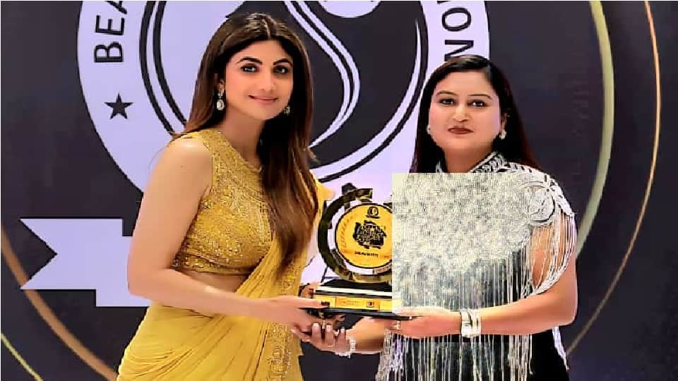 Pendra s Sangeeta received Best Makeup Artist Award from Shilpa Shetty