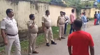 पुलिस घटनास्थल पर पहुंची