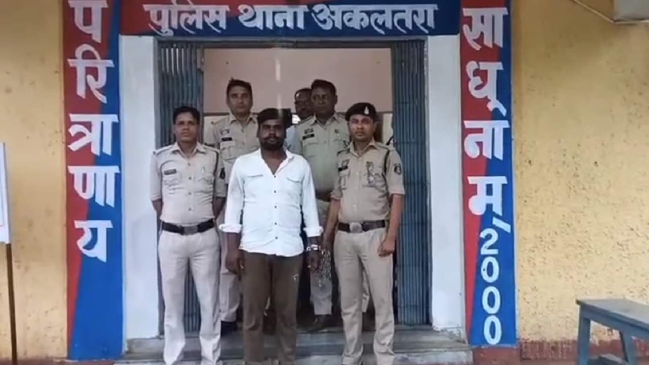 पुलिस की गिरफ्त में आरोपी