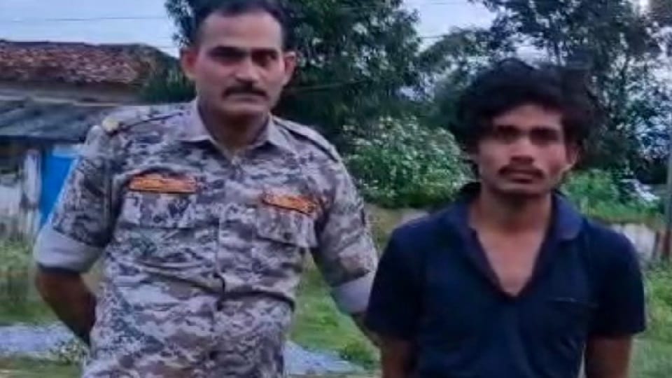पुलिस की गिरफ्त में आरोपी