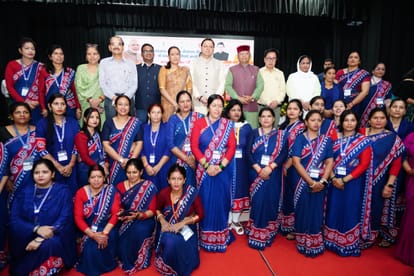 Uttarakhand state level Teelu Rauteli Award Cm Dhami Honoured  to 13 womans and 33 anganwadi workers