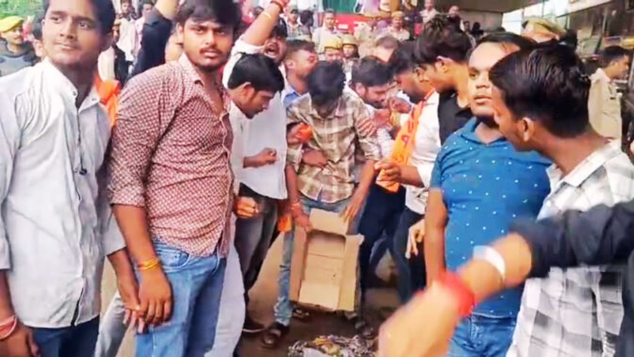 ABVP workers burnt effigy of Om Prakash Rajbhar protested on road said we are not goons