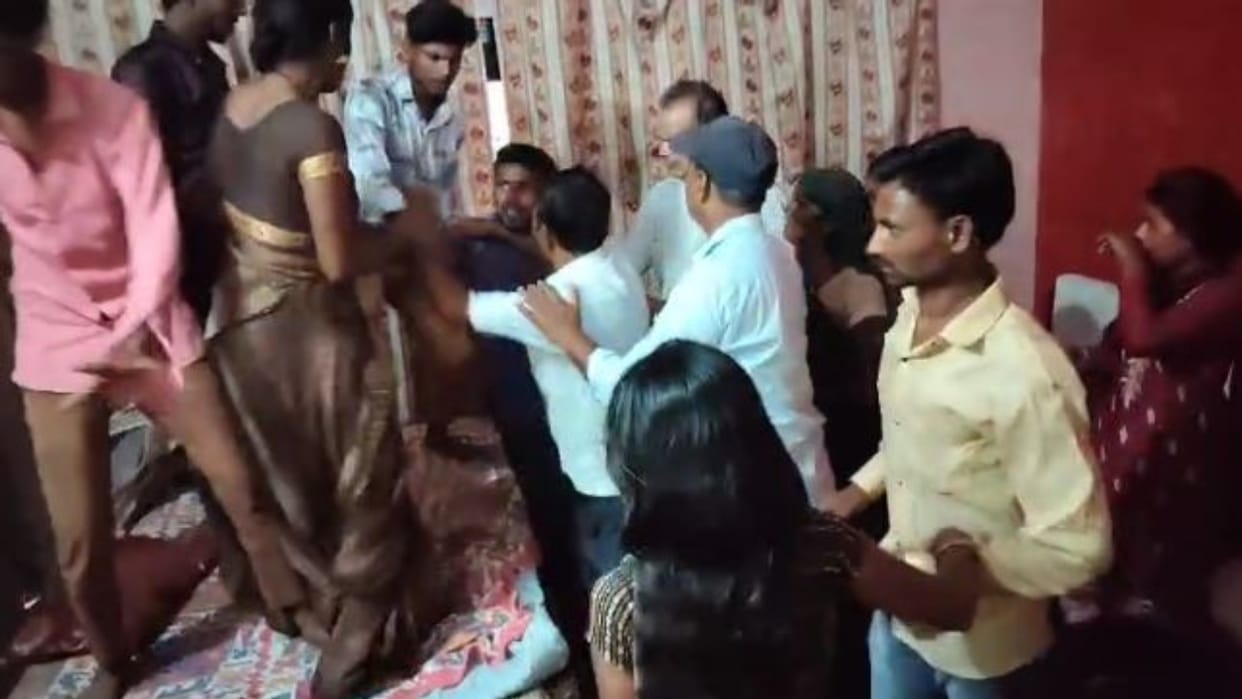 Wife beats husband and father in law for not bringing samosas in pilibhit