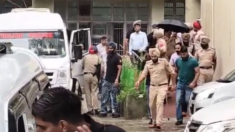विधायक रमन अरोड़ा को गिरफ्तार करके ले जाती पुलिस