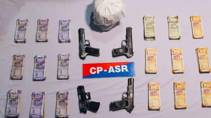 आरोपियों से बरामद पैसा और हथियार