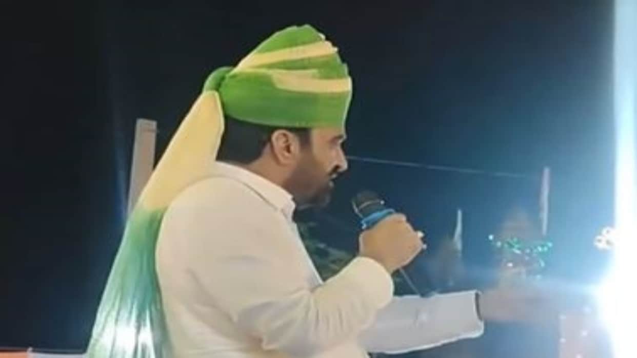 Churu News: Hanuman Beniwal lashes out at cops, accuses them of being drunk and orders them off stage