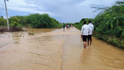 Sawai Madhopur: Heavy water flow in drain blocks Jaipur-Sawai Madhopur road, Kotda dam on verge of collapse