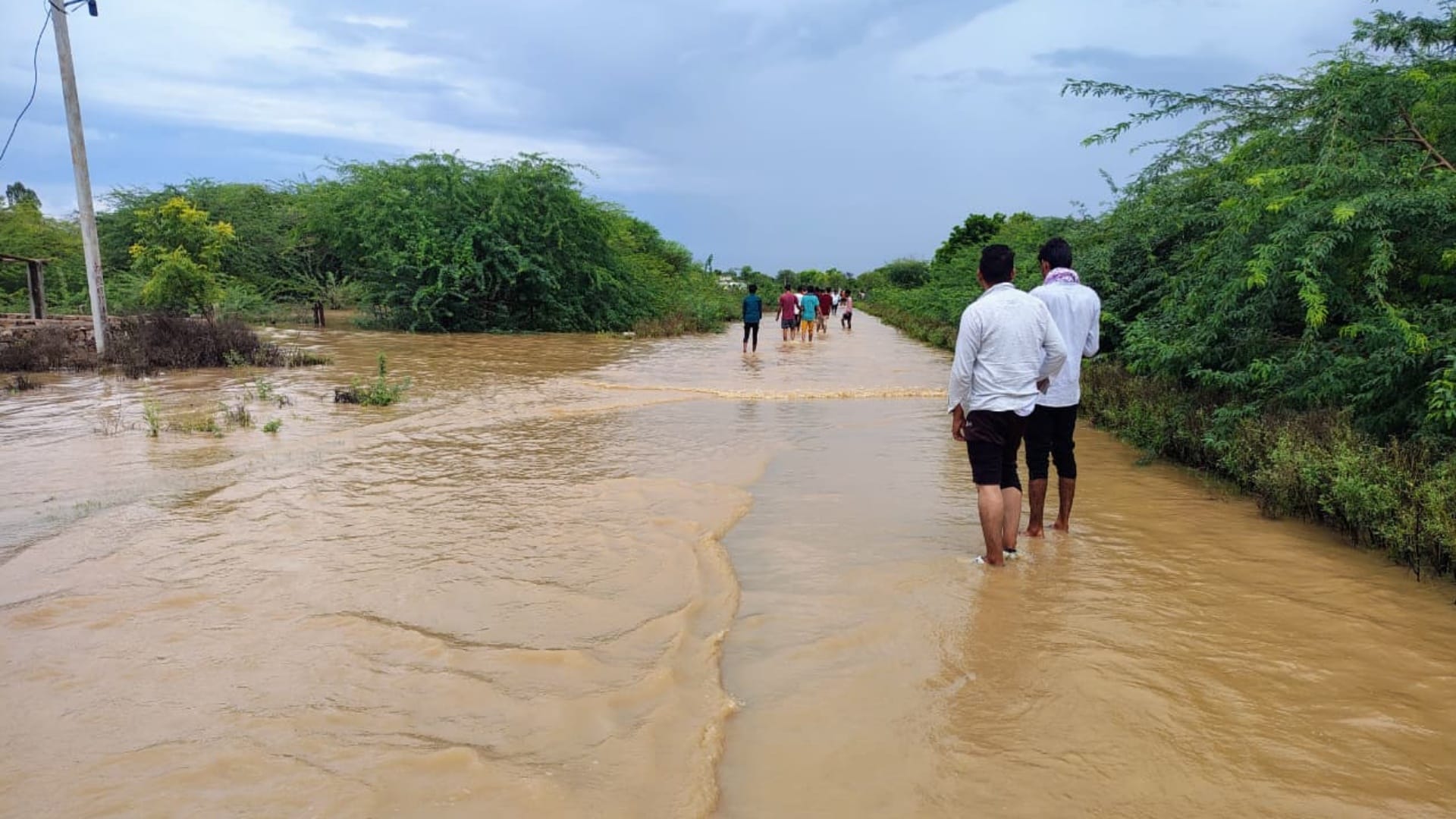 बोरदा गांव के नाले में अचानक पानी का स्तर बढ़ा