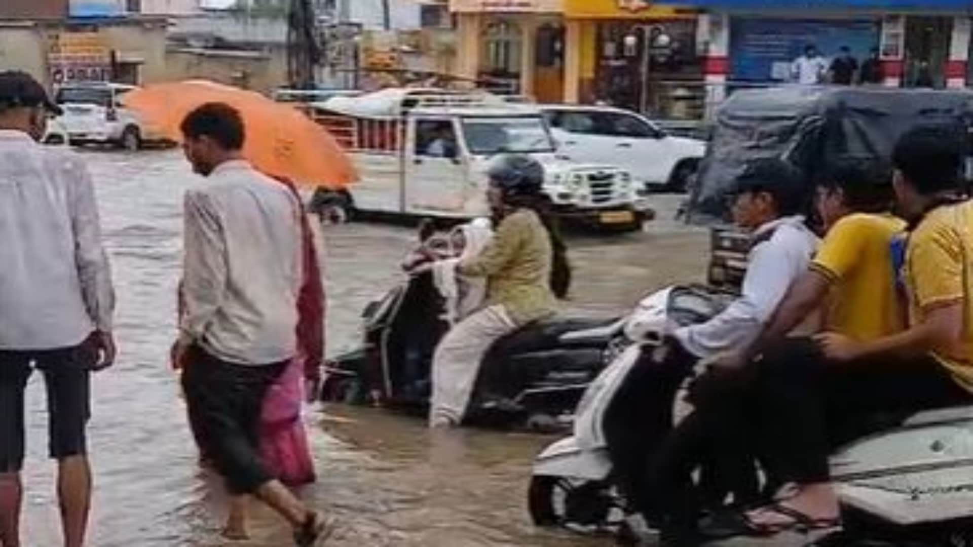 पानी में डूबीं गाड़ियां