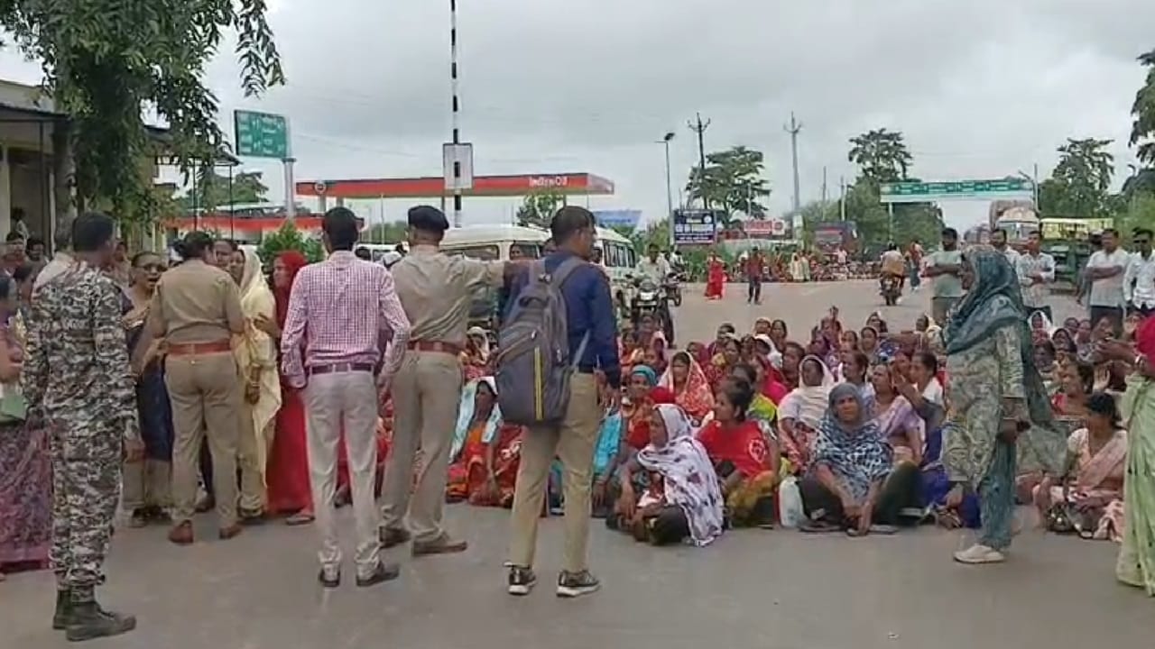 रोके जाने पर सड़क पर प्रदर्शन करतीं मितानिन