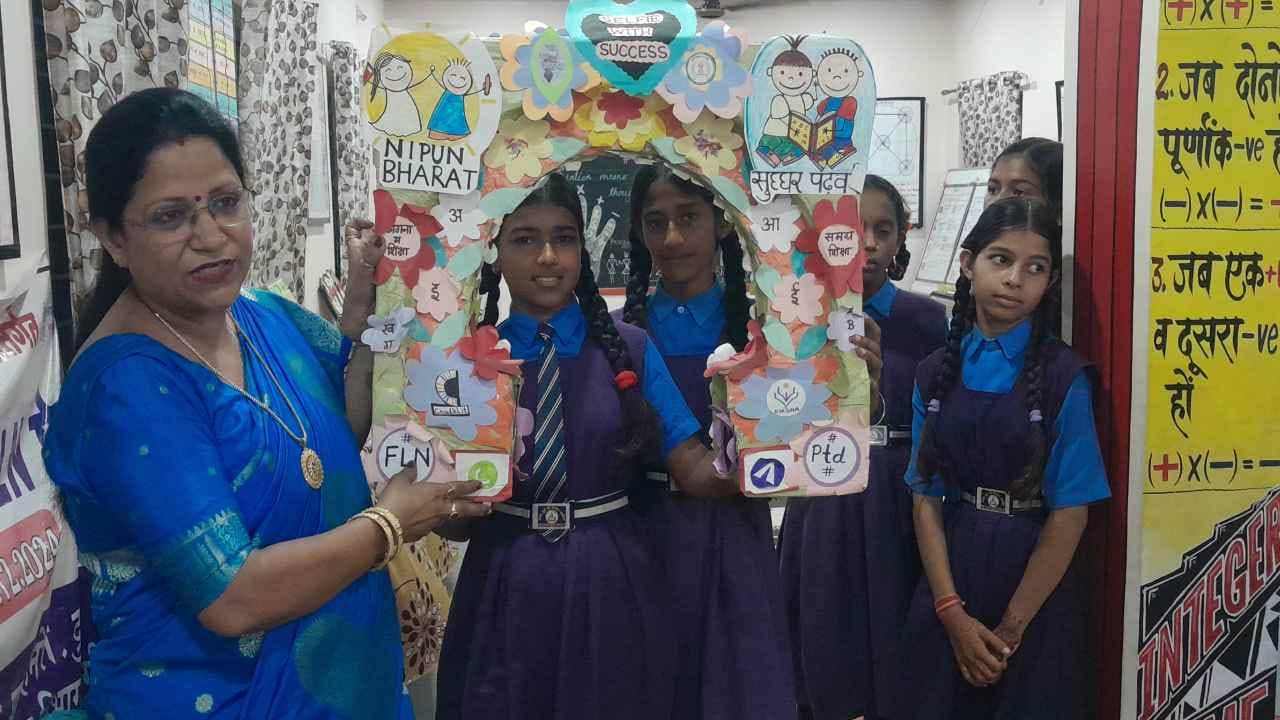 बालिकाओं के साथ शिक्षिका डॉ. प्रज्ञा सिंह