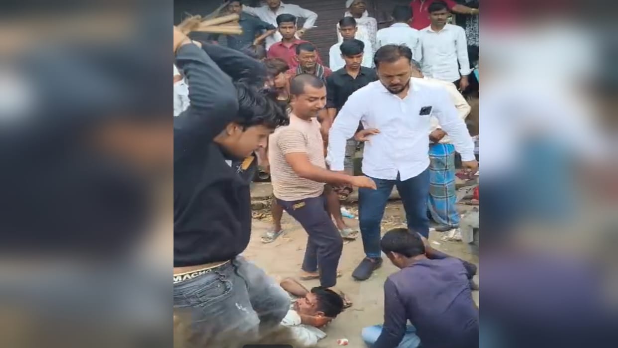 Pradhan openly showed his dominance, beat up youths with a stick on the road, video went viral on social media