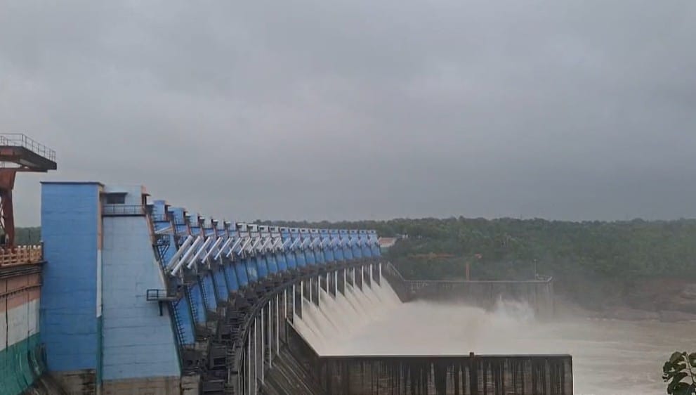 MP News  21 out of 23 gates of Omkareshwar dam opened up to 35 point 5 meters Narmada river in spate