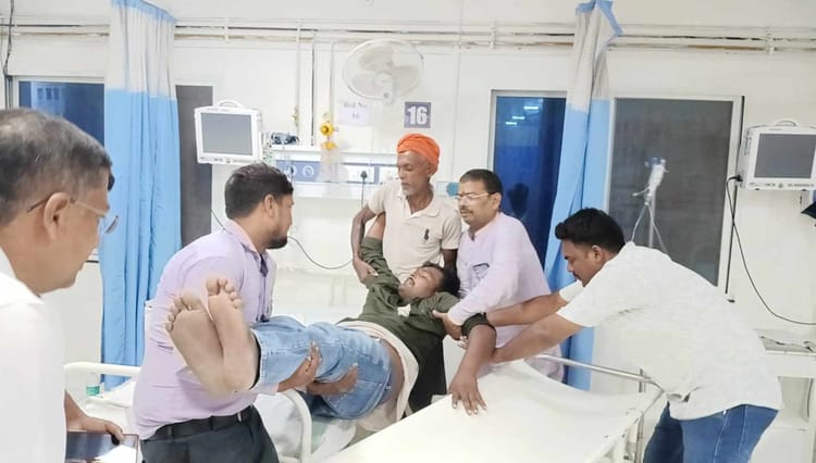 Bihar: दबंगों ने कॉन्ट्रेक्टर से मारपीट कर 1 लाख रुपये व सोने की चेन छीनी, सदर अस्पताल में भर्ती