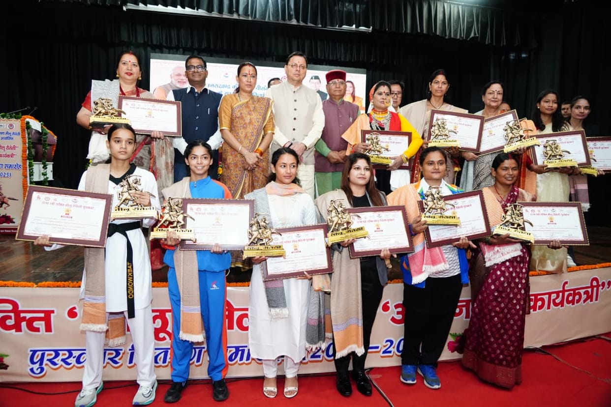 Uttarakhand state level Teelu Rauteli Award Cm Dhami Honoured  to 13 womans and 33 anganwadi workers