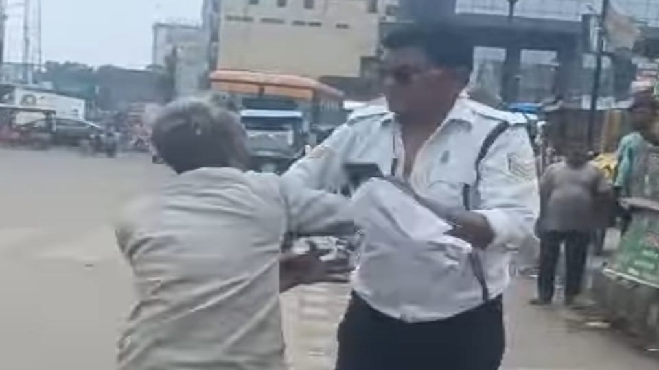 Fight between traffic policeman and auto driver