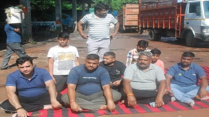 Meerut: Cows picked up from the road were not taken out of the vehicle, five died in agony