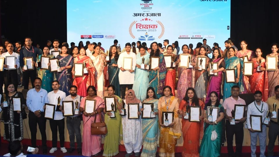 Moradabad: Honor on stage... sparkle in eyes, teachers told children - Thank you, pictures of the honor