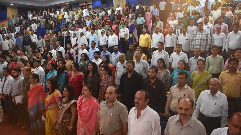 Moradabad: Honor on stage... sparkle in eyes, teachers told children - Thank you, pictures of the honor