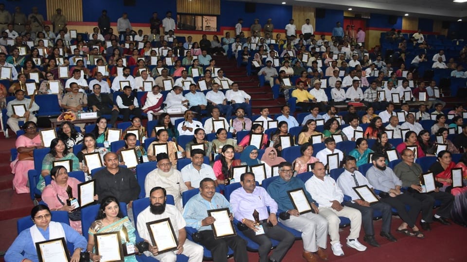 Moradabad: Honor on stage... sparkle in eyes, teachers told children - Thank you, pictures of the honor