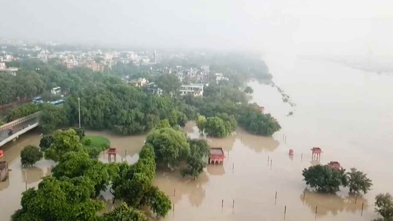 Water level of Yamuna and Hind increased 43 villages affected crops destroyed in 25 villages