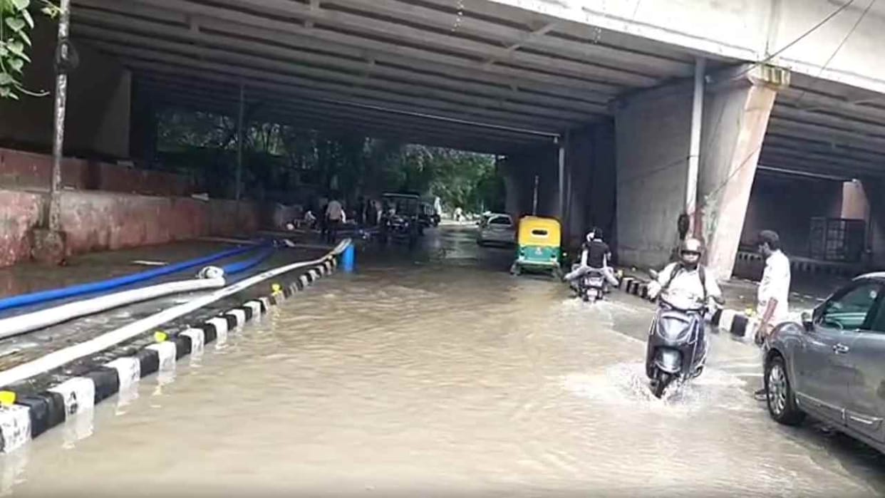 Delhi NCR Flood and Rain Live Update Waterlogging Traffic Advisory Weather Details in Hindi