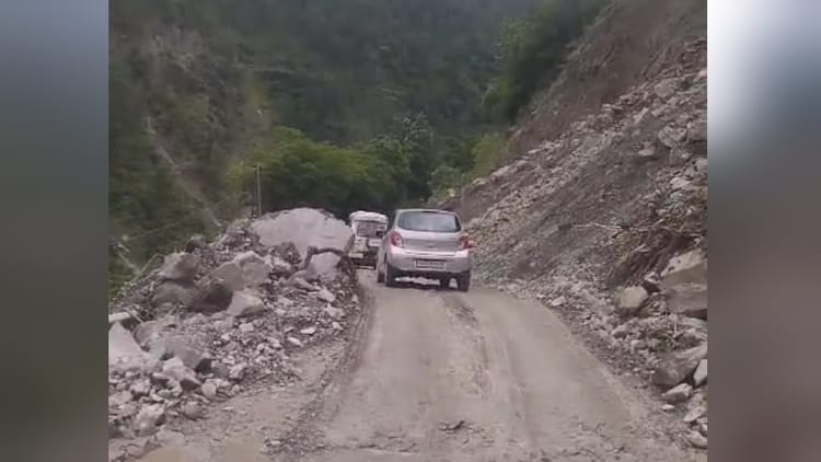 Uttarkashi: गंगोत्री हाईवे पर धरासू में भूस्खलन बना नासूर, वैकल्पिक मार्ग के लिए प्रशासन ने शुरू की कवायद